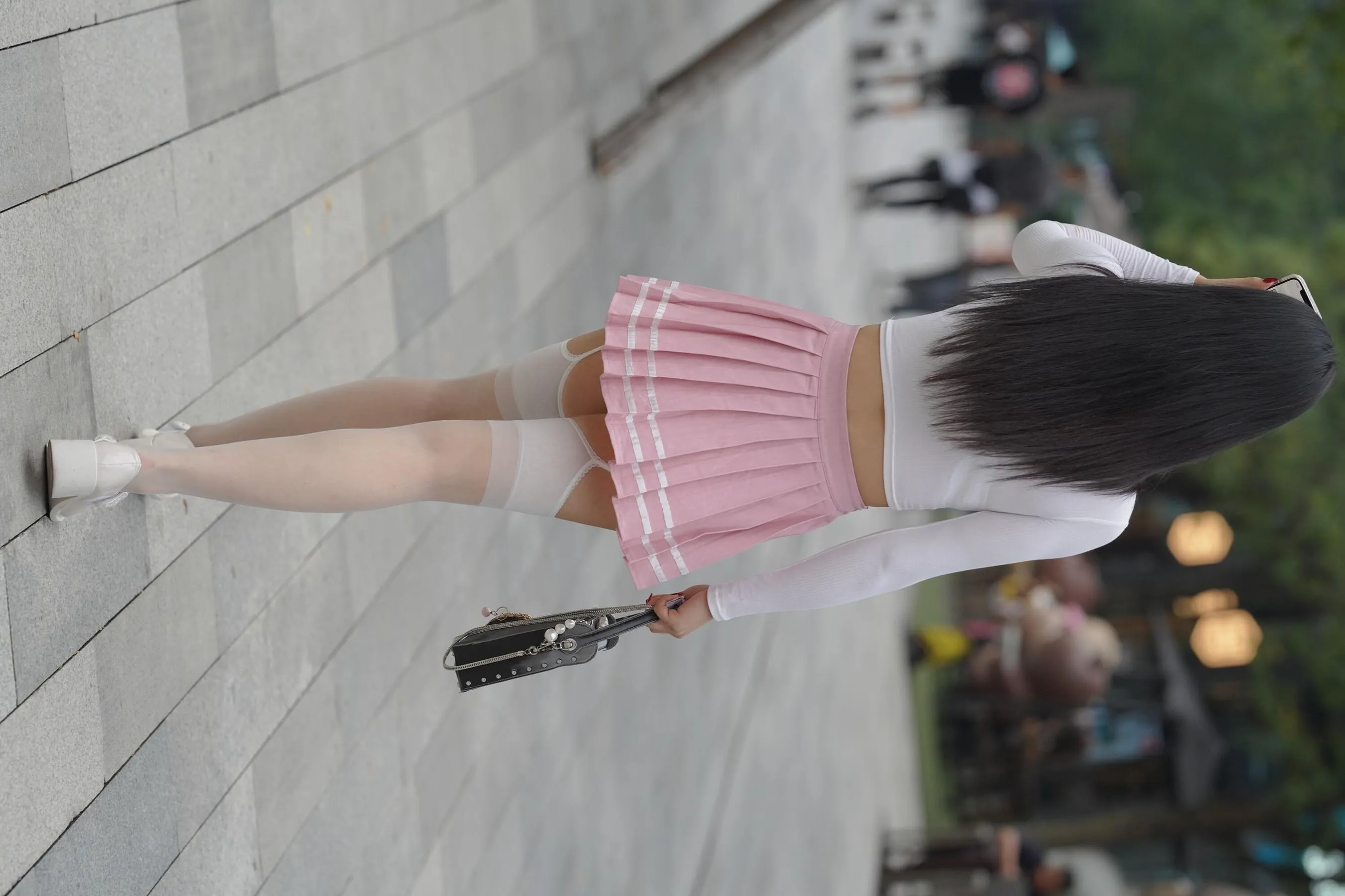 魔镜街拍 NO.161 街拍白丝吊带袜美女 [109P]插图2